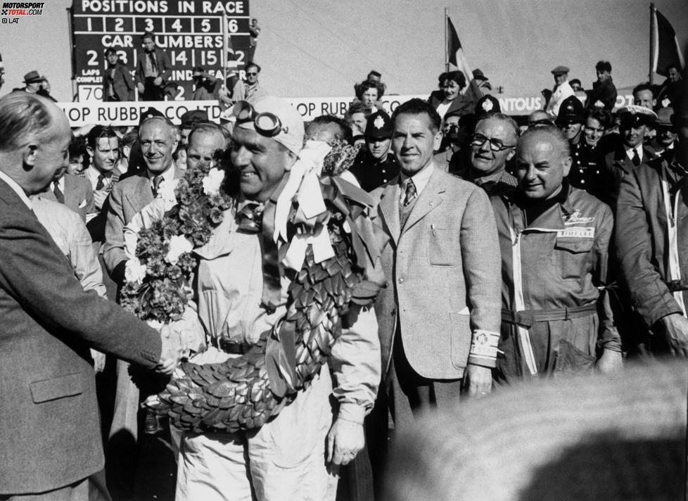 Die Würdenträger sehen zusammen mit 200.000 Fans, wie 21 Fahrer aus neun Ländern um den Sieg des ersten WM-Laufs kämpfen. Neun von ihnen kommen aus Großbritannien. Nur elf Piloten sehen die Zielflagge, unter anderen fällt Juan Manuel Fangio mit einem Motorschaden aus. Schließlich gewinnt Giuseppe Farina im Alfa Romeo vor Luigi Fagioli und Reg Parnell im gleichen Auto.