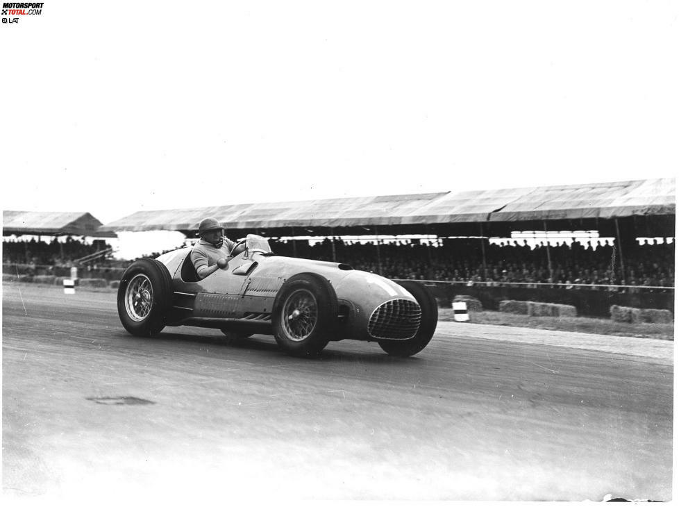 Schon ein Jahr später wird in Silverstone 1951 erneut Geschichte geschrieben, und zwar italienische. Denn mit Jose Froilan Gonzalez holt erstmals ein Ferrari-Fahrer den Sieg bei einem Weltmeisterschaftsrennen. Er gewinnt vor Juan Manuel Fangio im Alfa Romeo und Luigi Villoresi, der ebenfalls einen Ferrari fährt.