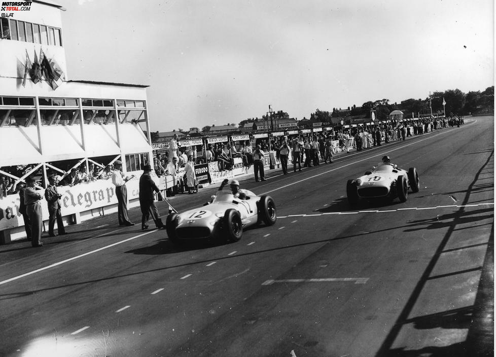 1955 wechselt der Grand Prix von Großbritannien erstmals nach Aintree in den Westen Englands und mit Stirling Moss gewinnt zum ersten Mal ein Brite seinen Heim-Grand-Prix. Da es zwischen ihm und Teamkollege Fangio allerdings dermaßen eng zugeht, wird hinterher diskutiert, ob der Argentinier den Sieg nicht mit Absicht verschenkt habe, da ihm auch der zweite Platz ausgereicht hätte, um sich seinen dritten WM-Titel zu sichern.