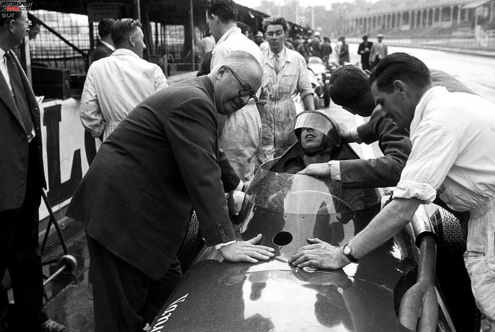 Auch 1957 wird in Aintree gefahren und auch diesen Grand Prix entscheidet Moss für sich. Allerdings in wortwörtlicher Teamarbeit. Moss selbst hat seinen Wagen nämlich schon vorzeitig abstellen müssen. Weil Teamkollege Tony Brooks aber noch im Rennen ist, tauschten die beiden kurzerhand das Cockpit. Moss kann sich so wichtige WM Punkte holen und mit dem Team Vanwall holt erstmals ein britisches Auto den Sieg beim Grand Prix von Großbritannien.