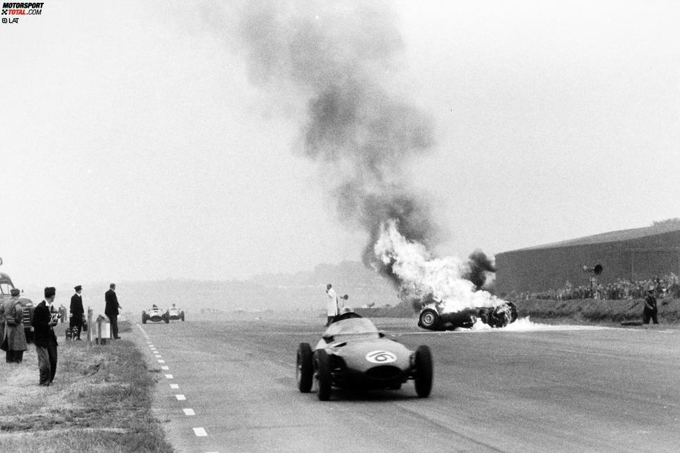 Bis 1962 wechseln sich Silverstone und Aintree bei der Austragung des Grand Prix von Großbritannien unregelmäßig ab. 1960 hat Silverstone einen Todesfall zu beklagen. Während der US-Amerikaner Harry Schell hier im Bild 1956 nur Zeuge eines schweren Unfalls von Tony Brooks ist, ereilt ihn vier Jahre später ein tödliches Unglück, als er im Training unter nassen Bedingungen von der Strecke abkommt.