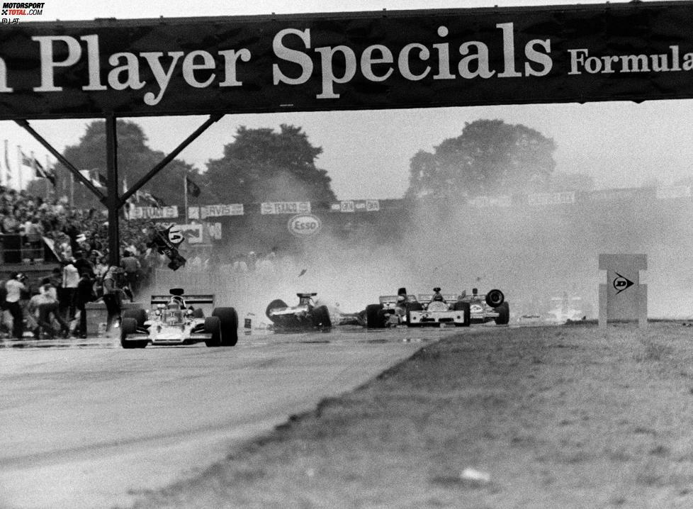 1973 gibt es in Silverstone die bis dahin größte Massenkarambolage der Formel 1. Bereits in der ersten Runde dreht sich Jody Scheckter und verwickelt acht weitere Fahrer in seinen Unfall. Andrea de Adamich zieht sich dabei mehrere Knochenbrüche zu, der Rest bleibt allerdings unverletzt. Es kommt zum ersten Rennabbruch der Königsklassen-Geschichte, die Pause dauert ganze 90 Minuten. Als Sieger geht Peter Revson vor Ronnie Peterson und Denis Hulme hervor. Vierter wird James Hunt in seinem Hesketh, der lange um den zweiten Platz mitkämpft.