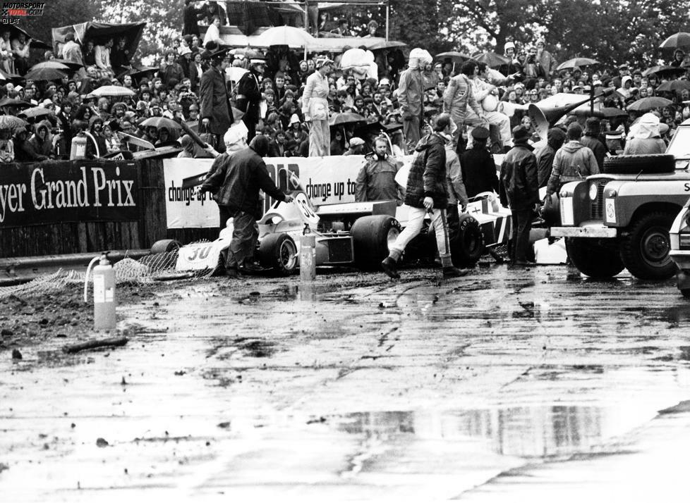 Ein heilloses Durcheinander gibt es in Silverstone auch 1975. Das Rennen soll 67 Runden gehen, in der 19. fängt es an zu regnen und allein in der 56. Runde fallen elf Piloten aus, woraufhin das Rennen schließlich abgebrochen wird. Die zuletzt Ausgefallenen werden daher noch gewertet. Der Sieg geht an Emerson Fittipaldi.