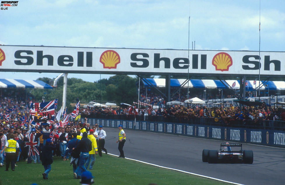 Mit seinem vierten Sieg bei einem Grand Prix von Großbritannien löst Nigel Mansell wohl die größten Begeisterungstürme aus. Das Rennen dominiert er, nachdem er sich in der ersten Runde gegen seinen Teamkollegen Riccardo Patrese durchgesetzt hat. Nachdem er die Ziellinien überquert, bricht dann die 