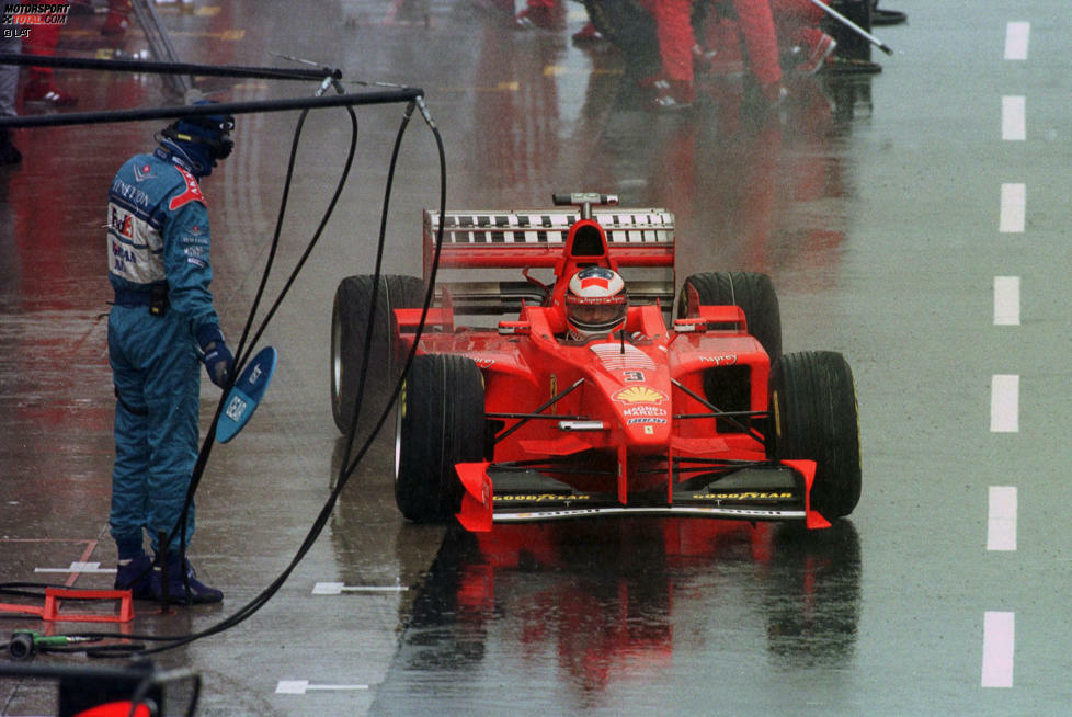 Michael Schumachers legendärer Sieg in der Boxengasse ereignet sich 1998 in Silverstone. Das Regenchaos verursacht eine Safety-Car-Phase, die Mika Häkkinen damals seinen dominanten Vorsprung und in weiterer Folge auch die Führung kostet. Die übernimmt Schumacher, welcher allerdings Alex Wurz überrundet, noch bevor die Autos nach der Safety-Car-Phase die Ziellinie überquert haben. Dafür setzte es eine Zehn-Sekunden-Stop-and-Go-Strafe, die er in der letzten Runde antritt. Dabei fährt er auf der anderen Seite der Boxenmauer über die Ziellinie und gewinnt. Kein Wunder, dass das Ergebnis für viel Verwirrung sorgt.