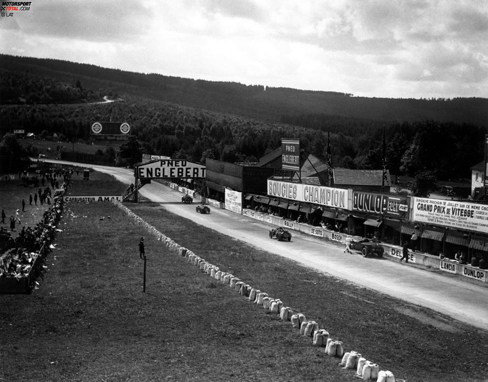 1925 wird erstmals ein Grand Prix von Belgien ausgetragen, und schon damals wird in Spa-Francorchamps gefahren. Die Strecke führt über öffentliche Straßen und ist 15 Kilometer lang. Die heute berühmteste Kurve ist übrigens nicht von Anfang an Bestandteil der Strecke. Erst 1939 wird die Eau Rouge gebaut.