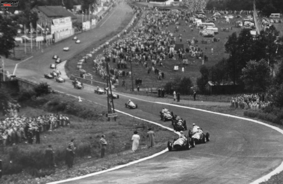 1952 führt Alberto Ascari auf Ferrari das Feld als Führender in die Eau Rouge. Sicherheitseinrichtungen waren damals noch ein Fremdwort. 1925 gewann übrigens Ascaris Vater Antonio den ersten Grand Prix von Belgien. 27 Jahre später steht sein Sohn auf der obersten Stufe des Siegerpodests.