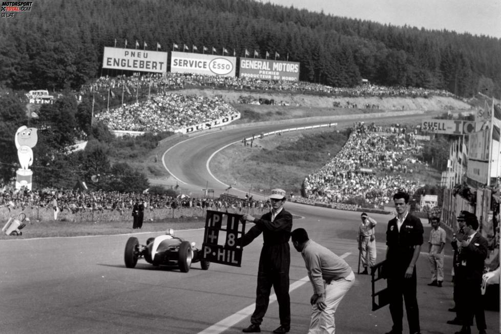 1960 erlebt Spa-Francorchamps eines der schwärzesten Rennwochenenden der Formel-1-Geschichte. Schon im Training ereignen sich Unfälle, bei denen Fahrer schwer verletzt wurden. Im Rennen verlieren gleich zwei britische Fahrer auf tragische Weise ihr Leben. Chris Bristow wird nach einem Überschlag aus seinem Auto geschleudert und von einem Stacheldrahtzaun enthauptet, später kommt Alan Stacey bei über 200 km/h von der Strecke ab, nachdem er von einem Vogel am Kopf getroffen wurde.