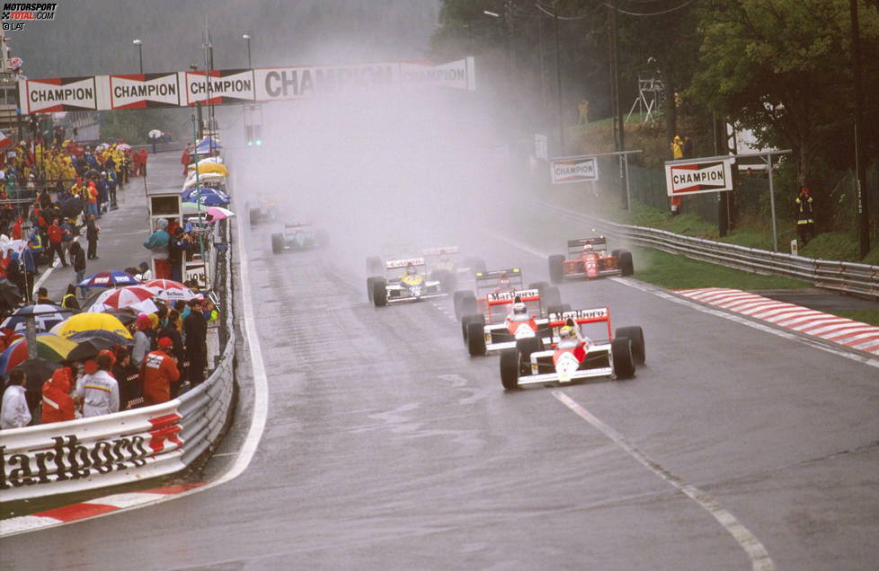 Trotz des Umbaus bleibt Spa eine sogenannte Fahrerstrecke und ist damit wie gemacht für Könner wie Ayrton Senna. Der Brasilianer gewinnt fünf Mal in Belgien, darunter ab 1988 vier Mal in Folge.