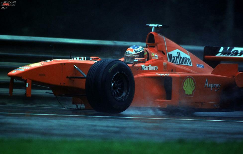 Der Belgien-Grand-Prix des Jahres 1998 geht in die Geschichte ein. Beim ersten Start kollidieren in der Anfahrt zur Eau Rouge nicht weniger als 13 der 22 Autos miteinander. Später fährt Michael Schumacher im strömenden Regen auf das Auto von David Coulthard auf und schleppt seinen Ferrari auf drei Rädern an die Box, wo er dem Schotten dann an den Kragen gehen will.