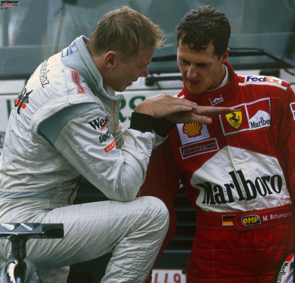 Im Jahr 2000 wird Spa-Francorchamps Schauplatz eines der spektakulärsten Überholmanöver der Formel-1-Geschichte. Auf der Kemmel-Geraden geht Michael Schumacher links am überrundeten Ricardo Zonta vorbei, während Mika Häkkinen rechts am Brasilianer vorbeifährt und so auch Schumacher überholt. Das muss nach dem Rennen natürlich noch einmal besprochen werden.