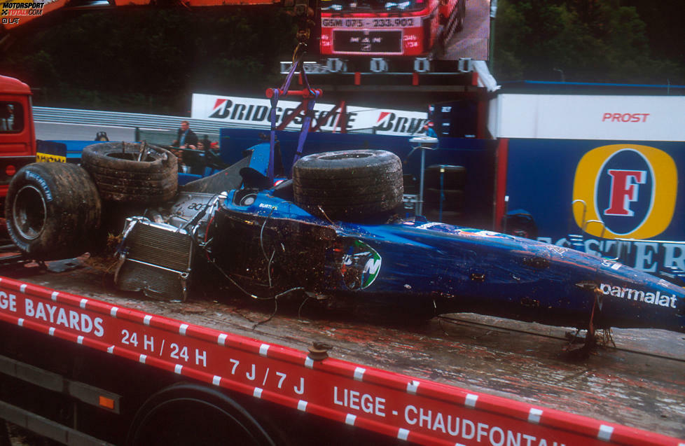 Ein Jahr später müssen die Schutzengel ganze Arbeit leisten. Nach einem missglückten Überholversuch gegen Eddie Irvine schlägt Luciano Burti in der Blanchimont-Kurve nahezu ungebremst in die Reifenstapel ein. Der Brasilianer übersteht den Unfall aber ohne schwere Verletzungen. Das Rennen gewinnt Michael Schumacher, der mit seinem 52. Grand-Prix-Sieg Alain Prost als Rekordsieger der Formel 1 ablöst.