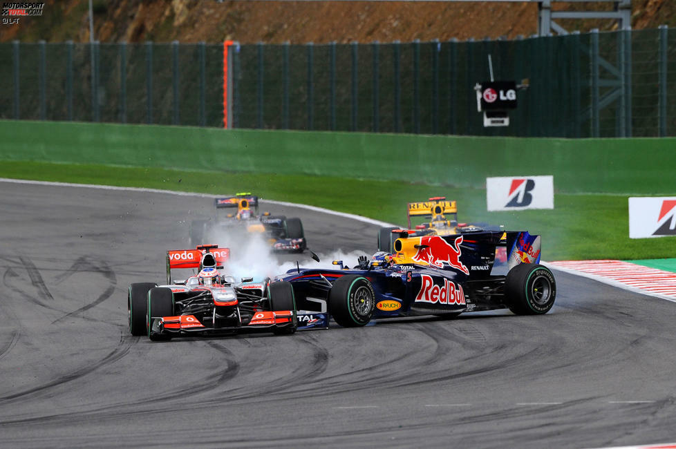 Das war zu wild, Seb! Beim Anbremsen der Busstop-Schikane verliert Sebastian Vettel 2010 die Kontrolle über seinen Red Bull und kracht Jenson Button in die Seite. Der Brite muss seinen McLaren mit kaputtem Kühler abstellen, Vettel landet nach Reparaturstopp und Durchfahrtstrafe außerhalb der Punkteränge.