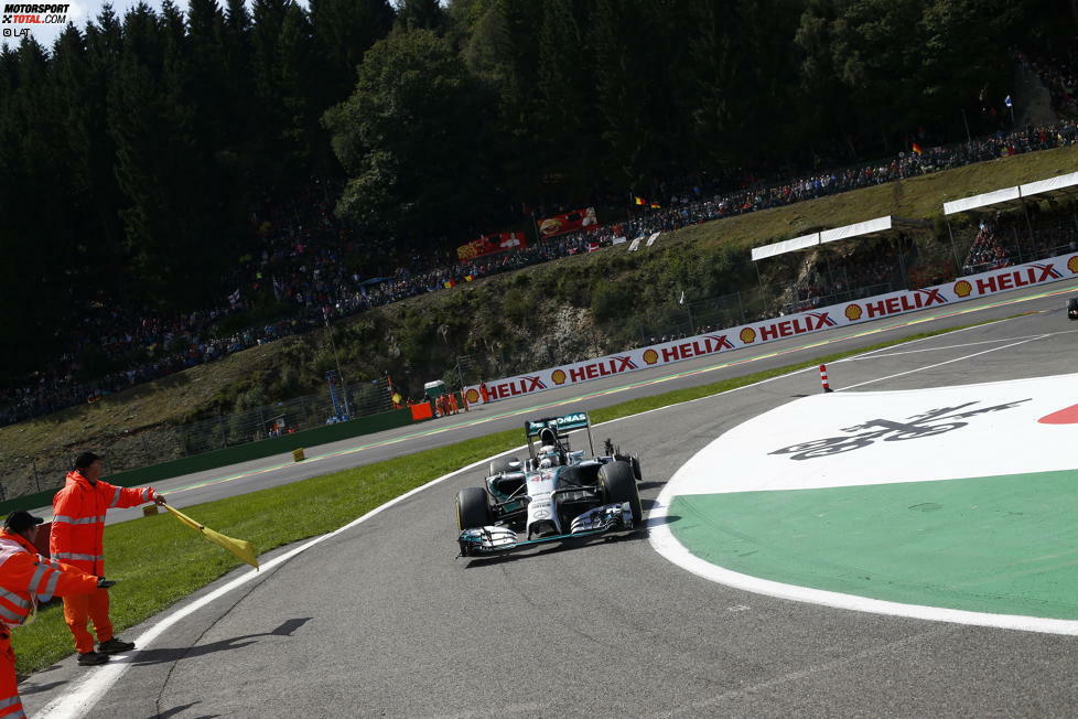 2014 eskaliert in Belgien der Krieg der Sterne. Nico Rosberg schlitzt seinem Teamkollegen Lewis Hamilton den Hinterreifen auf und muss sich dafür nach dem Rennen heftige Kritik seiner Bosse anhören. Für viele Beobachter ist das eine Schlüsselszene im WM-Kampf.