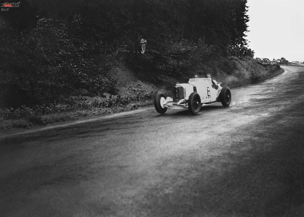 Der Große Preis von Deutschland ist bedeutend älter als die Formel 1. Bereits im Jahr 1926 wird er zum ersten Mal auf der Berliner Avus ausgetragen. Im nächsten Jahr zieht das Rennen auf den neuen Nürburgring um. 1931 gelingt Rudolf Caracciola dort auf Mercedes bereits sein dritter Sieg beim Großen Preis von Deutschland.