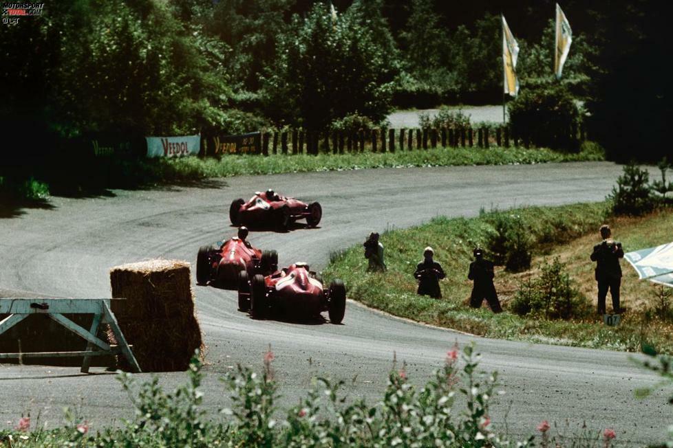 So auch beim Rennen 1957, das als eines der größten in die Geschichte eingeht. Nach einem verpatzten Boxenstopp startet Fangio eine furiose Aufholjagd auf Mike Hawthorn und Peter Collins, bei der er nicht weniger als neun Mal den Rundenrekord verbessert. Erst zwei Runden vor Rennende überholt Fangio seine Konkurrenten und feiert am Nürburgring Titel Nummer fünf und seinen 24. (und letzten) Sieg in der Formel 1.