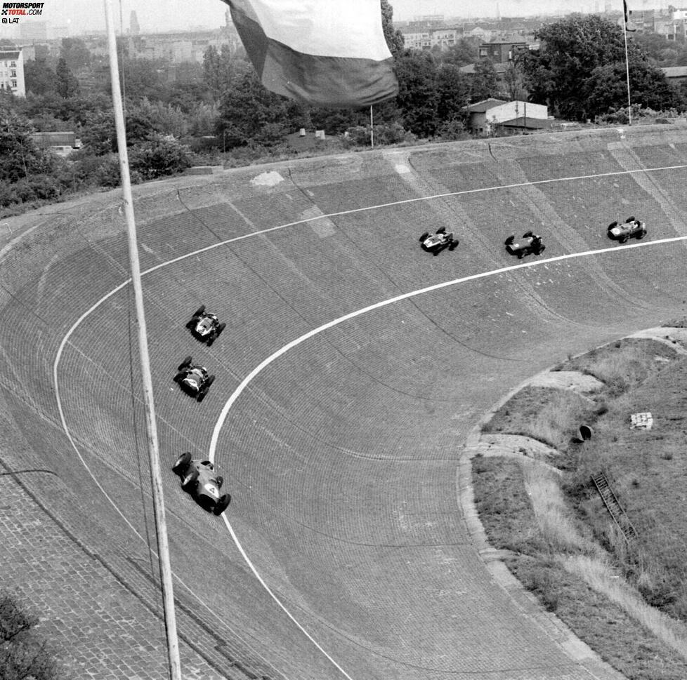 1959 findet der Große Preis von Deutschland der Formel 1 zum ersten Mal auf der Berliner Avus mit ihrer 43 Grad überhöhten Nordkurve statt. Mit Durchschnittsgeschwindigkeiten von rund 230 km/h ist das Rennen, welches in zwei einzelne Läufe aufgeteilt wird, das schnellste in der Geschichte der Formel 1. Doch die Avus ist selbst für damalige Standards zu gefährlich. Nach einem tödlichen Unfall im Rahmenprogramm kehrt die Formel 1 der Rennstrecke in Berlin wieder den Rücken zu.
