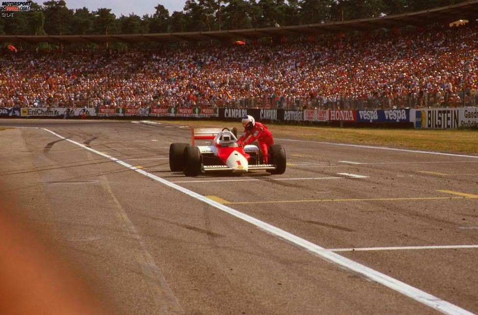 Wer sein Auto liebt, der schiebt: Bei der Rückkehr auf dem Hockenheimring liegt Alain Prost (McLaren-Porsche) 1986 in der letzten Runde auf dem dritten Platz. Doch dann geht dem Franzosen auf den letzten Metern das Benzin aus. Prost schiebt seinen McLaren über die Ziellinie und wird so immerhin noch als Sechster gewertet.