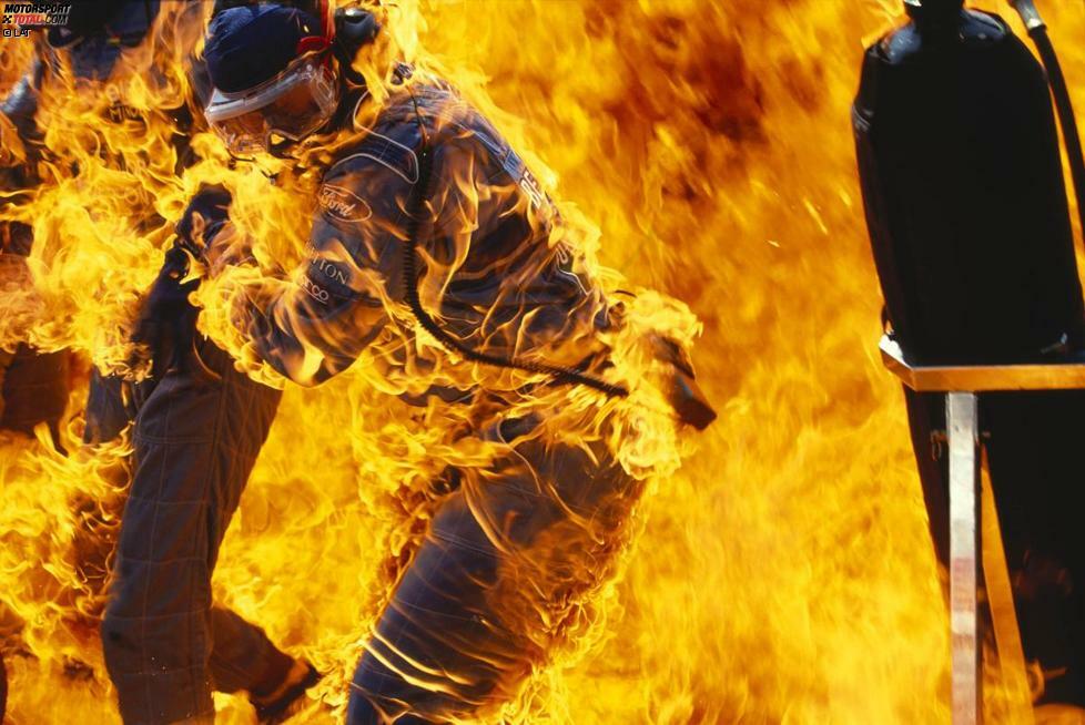 Doch für die spektakulärsten Bilder sorgt der Tankunfall von Benetton-Pilot Jos Verstappen. Nachdem das Team unerlaubter Weise einen Filter aus der Tankanlage entfernt hat, ergießt sich beim Tankstopp Benzin über das Auto und entzündet sich am heißen Auspuff. Dank schneller Löscharbeiten überstehen Pilot und Mechaniker das Inferno mit leichten Verbrennungen.