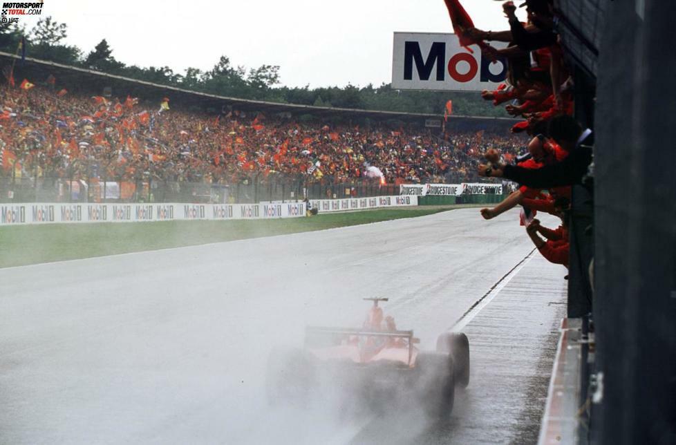 Als gegen Rennende Regen einsetzt, schlägt die große Stunden von Rubens Barrichello. Der Ferrari-Pilot fährt von Startplatz 18 zu seinem ersten Grand-Prix-Sieg - und bekommt in der Auslaufrunde vor Schluchzen am Boxenfunk kaum einen Ton heraus.