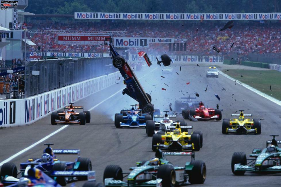 Auch 2001 knallt es am Start. Luciano Burti steigt über den ohne Vortrieb rollenden Ferrari von Michael Schumacher auf und hebt ab. Glücklicherweise geht der Unfall glimpflich aus.