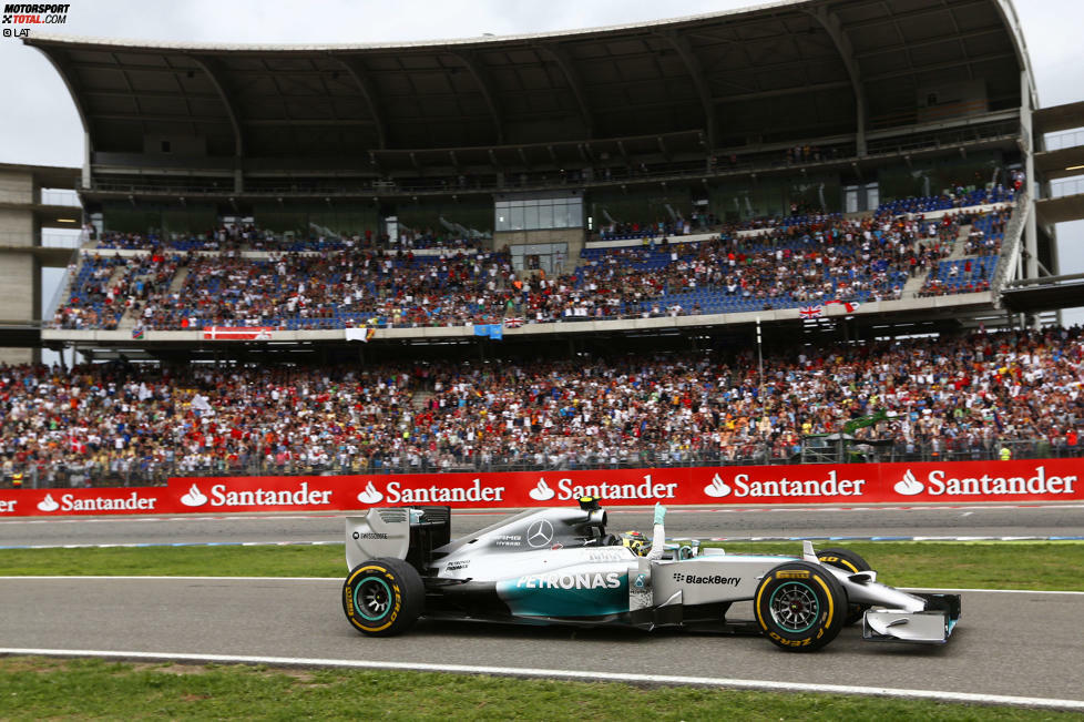 2014 gewinnt Nico Rosberg zum ersten Mal den Grand Prix von Deutschland und baut damit die WM-Führung aus. Mercedes-Teamkollege Lewis Hamilton wird vom 20. Platz aus noch Dritter. Das alles sehen nur 52.000 Zuschauer. Ein Negativrekord. 2015 fährt die Formel 1 nicht in Hockenheim.