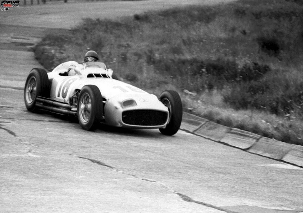 1954 gelingt Juan Manuel Fangio auf Mercedes ein umjubelten Sieg beim Großen Preis von Deutschland. Der legendäre Argentinier sollte das Rennen später auch noch für Ferrari und Maserati gewinnen.