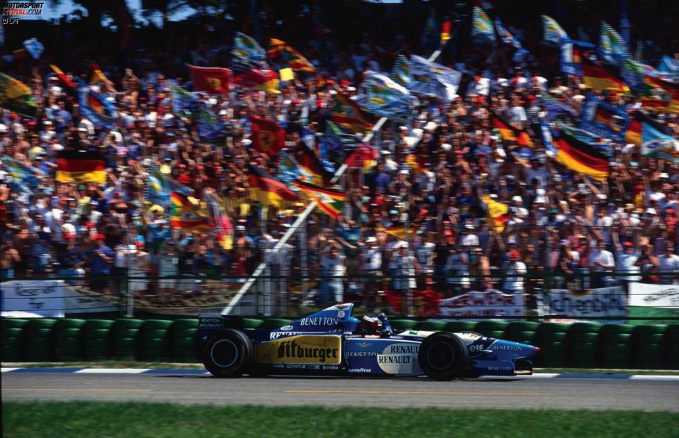 1995 wird dann erstmals bei der Siegerehrung für einen Fahrer die deutsche Nationalhymne gespielt. Michael Schumacher feiert auf dem Weg zu seinem zweiten WM-Titel einen umjubelten Heimsieg und befeuert damit den Formel-1-Boom in Deutschland.