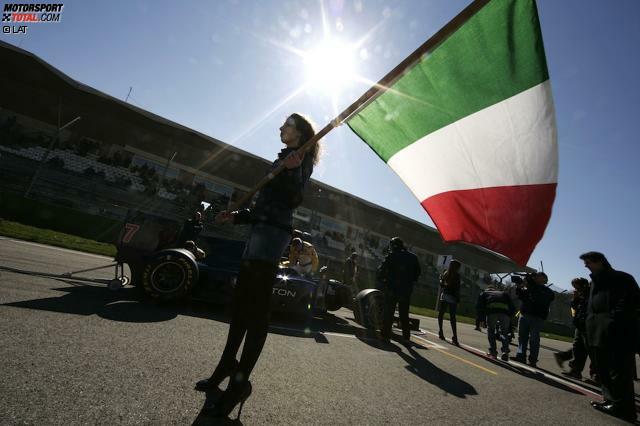 "Bella Italia" hat in 65 Jahren Formel-1-Geschichte kein einziges Mal im Rennkalender gefehlt. Mit Ausnahme der Saison 1980, als Imola wegen Umbauarbeiten einspringt, fand der Grand Prix stets im Hochgeschwindigkeits-Mekka Monza statt. Der Temporausch in der Lombardei beschert der Szene Sternstunden wie die von Niki Lauda und Sebastian Vettel, kostet aber auch vier Legenden das Leben: Alberto Ascari, Wolfgang Graf Berghe von Trips, Jochen Rindt und Ronnie Peterson sterben im Autodromo Nazionale. "Bella Italia" hat in 65 Jahren Formel-1-Geschichte kein einziges Mal im Rennkalender gefehlt. Mit Ausnahme der Saison 1980, als Imola wegen Umbauarbeiten einspringt, fand der Grand Prix stets im Hochgeschwindigkeits-Mekka Monza statt. Der Temporausch in der Lombardei beschert der Szene Sternstunden wie die von Niki Lauda und Sebastian Vettel, kostet aber auch vier Legenden das Leben: Alberto Ascari, Wolfgang Graf Berghe von Trips, Jochen Rindt und Ronnie Peterson sterben im Autodromo Nazionale.