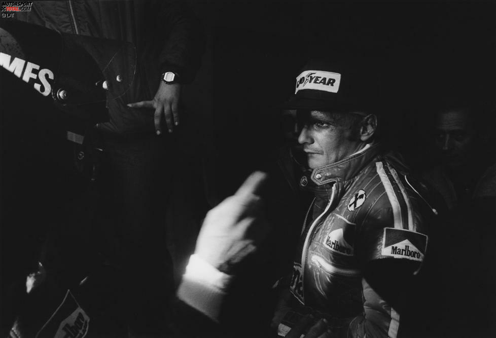 Ein Jahr, nachdem er Ferrari in Monza mit seinem Sieg nach einer elfjährigen Durststrecke erlöste, ist Lauda 1976 unter ganz anderen Voraussetzungen der gefeierte Held der Italiener. Nach seinem Feuerunfall auf dem Nürburgring kehrt er entstellt und von starken Schmerzen geplagt in den Grand-Prix-Zirkus zurück, um das legendäre Duell mit James Hunt nicht zu verlieren. Viele Jahre später berichtet Lauda vom Freien Training und dem Losfahren aus der Box: 