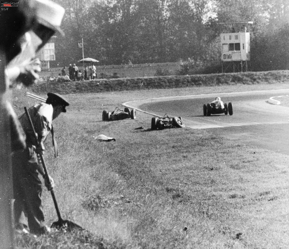 Das Jahr 1961 geht als schwarze Stunde in die Formel-1-Geschichte ein. Auf dem Weg, sich mit einem weiteren Sieg zum ersten deutschen Formel-1-Weltmeister zu krönen, verunglückt Wolfgang Graf Berghe von Trips tödlich. Sein Ferrari kollidiert bei der Anfahrt zur Parabolica mit dem Lotus von Jim Clark. Der Kölner wird aus dem Wagen geschleudert, und bricht sich das Genick. Das Auto schlägt in den Fangzaun ein, was auch 15 Zuschauer das Leben kostet.
