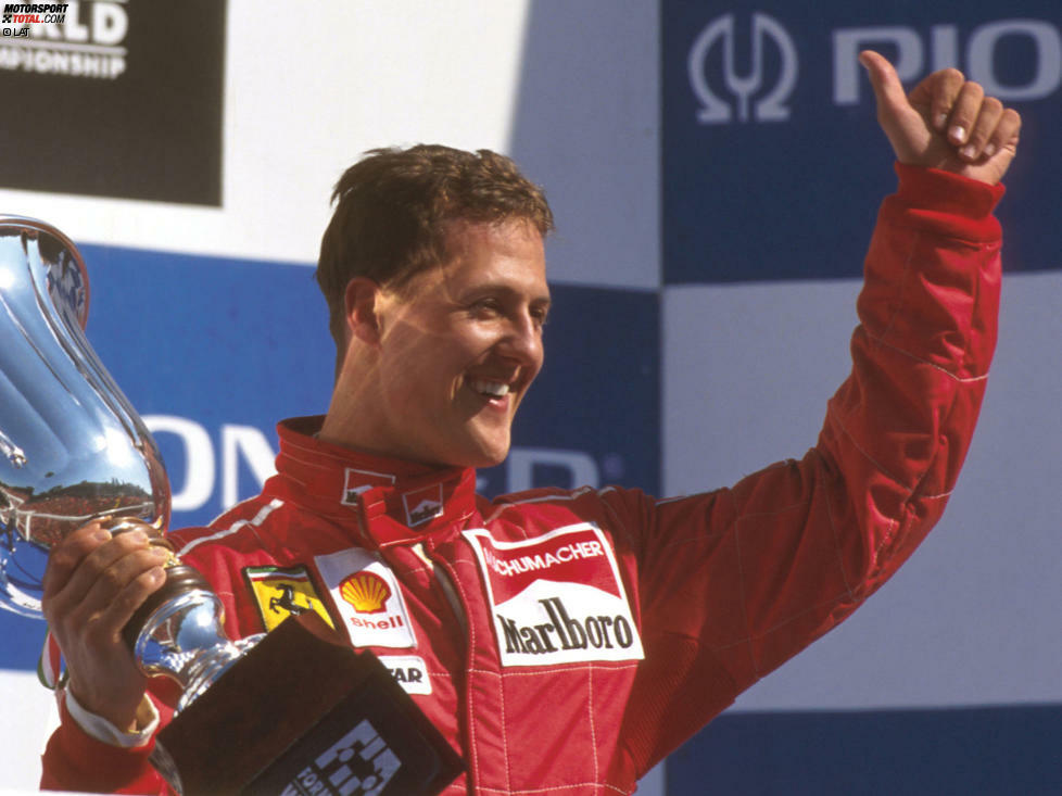 1996 beginnt die Ära von Michael Schumacher und Ferrari. Der Deutsche kann gleich sein erstes Ferrari-Rennen in Monza gewinnen. Ein Traumstart! Doch Triumph und Tragödie liegen in Monza stets eng beisammen: 2000 wird der Streckenposten Paolo Gislimberti von einem umherfliegenden Rad erschlagen, das sich von Heinz-Harald-Frentzens Jordan in einer Massenkollision löst.