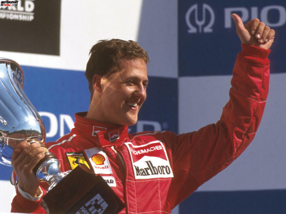 1996 beginnt die Ära von Michael Schumacher und Ferrari. Der Deutsche kann gleich sein erstes Ferrari-Rennen in Monza gewinnen. Ein Traumstart! Doch Triumph und Tragödie liegen in Monza stets eng beisammen: 2000 wird der Streckenposten Paolo Gislimberti von einem umherfliegenden Rad erschlagen, das sich von Heinz-Harald-Frentzens Jordan in einer Massenkollision löst.