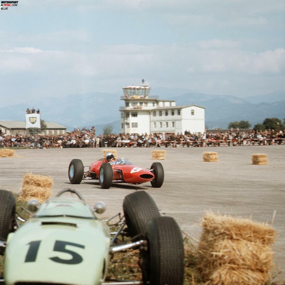 Österreich erlebt seine Formel-1-Premiere am 1. September 1963. Die Boliden rasen auf dem Militärflugfeld Zeltweg. Weil die Asphaltoberfläche extrem rau und uneben ist, scheiden viele Teilnehmer nach wenigen Runden mit mechanischen Defekten aus. Der Sieg geht an Jack Brabham.