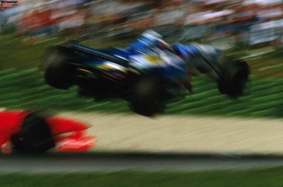 1997 kehrt die Formel 1 nach Spielberg zurück. Jacques Villeneuve gewinnt, die Szene des Tages liefert aber Jean Alesi: Der Franzose wagt ein übermotiviertes Manöver gegen Eddie Irvine und schießt über den roten Renner in die Luft.