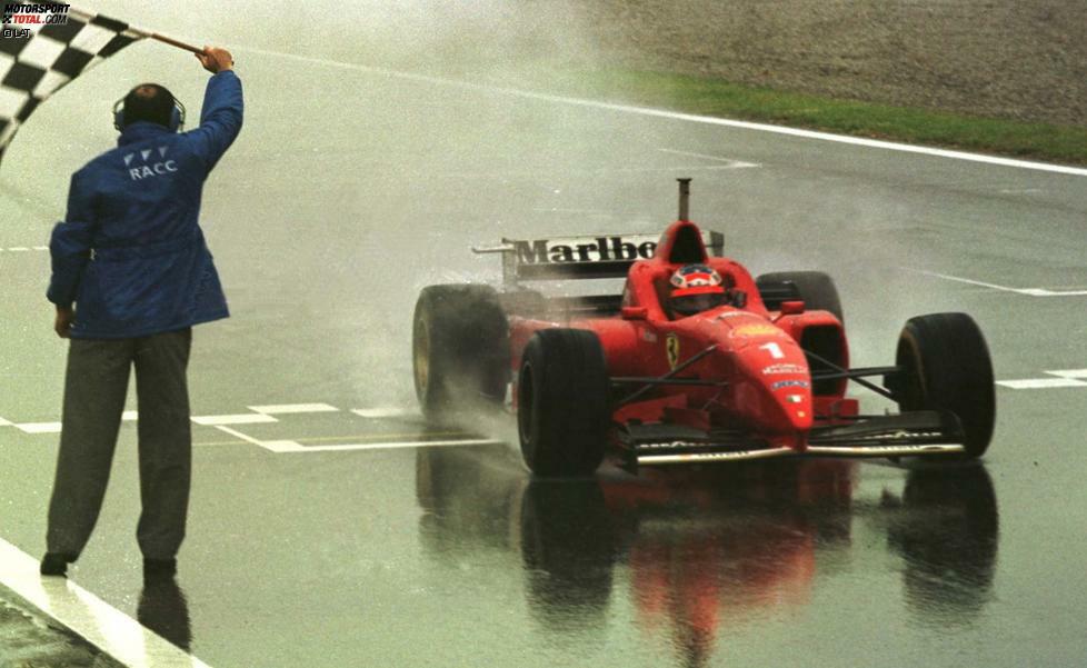 1996 regnet es wie aus Kübeln und es wird Geschichte geschrieben. Mit einem Husarenritt durch den Monsun siegt Michael Schumacher erstmals in seiner Karriere in einem Ferrari. Binnen zehn Runden begehen die Konkurrenten einen Fahrfehler nach dem anderen, was den Kerpener vor fast 30.000 deutschen 