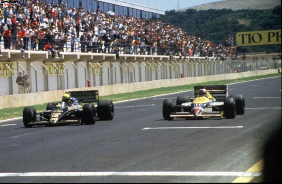 Das Comeback gibt es erst 1986: in Jerez, und gleich winkt ein Jahrhundert-Duell. Ayrton Senna führt im Lotus auf uralten Reifen, rutscht und driftet, während von hinten der mit neuen Pneus ausgestattete Nigel Mansell im Williams heranfliegt. Der 