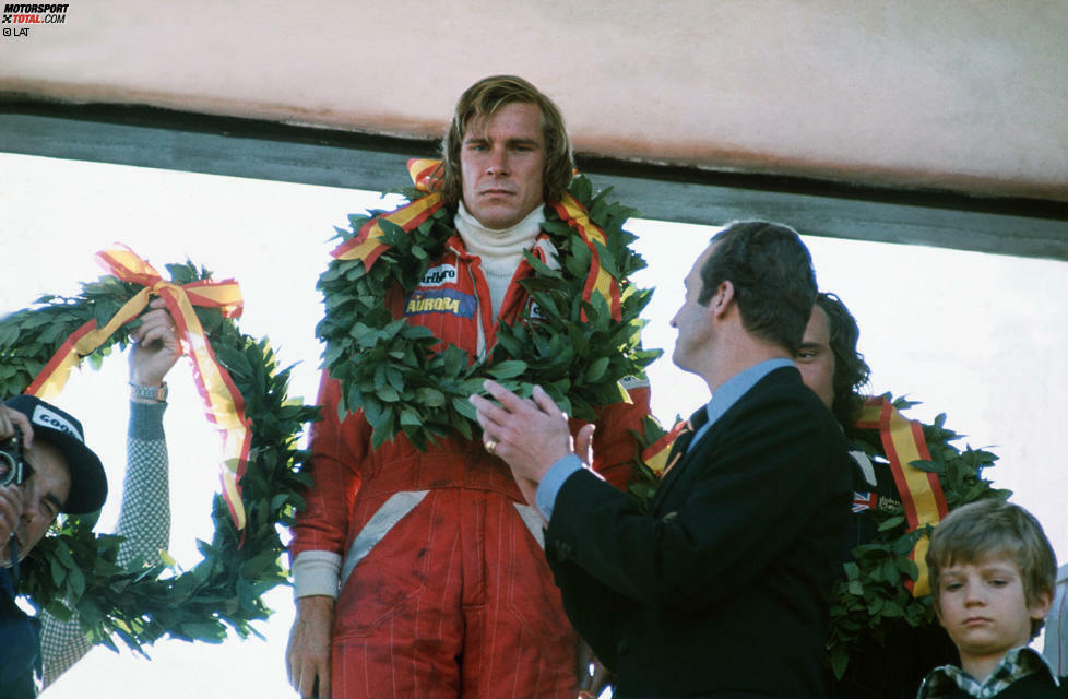 Weiter geht es bis 1981 in Jarama, wo schon 1976 das nächste Drama folgt: Allerdings ist es in diesem Fall nur ein sportliches und wird dem Begriff in Anbetracht der Vorgeschichte nicht gerecht. James Hunt gewinnt vor Lauda und erhält den Pokal aus den Händen König Juan Carlos, der aus dem Exil in Rom zurückgekehrt ist. Am Abend wird der britische Lebemann disqualifiziert. Der McLaren ist 4,572 Zentimeter zu breit. Teddy Mayer legt gegen die Entscheidung sofort Einspruch ein und ist erfolgreich - allerdings erst zwei Monate später. Das Argument: Die Goodyear-Reifen haben sich nach dem Abkühlen ausgedehnt.