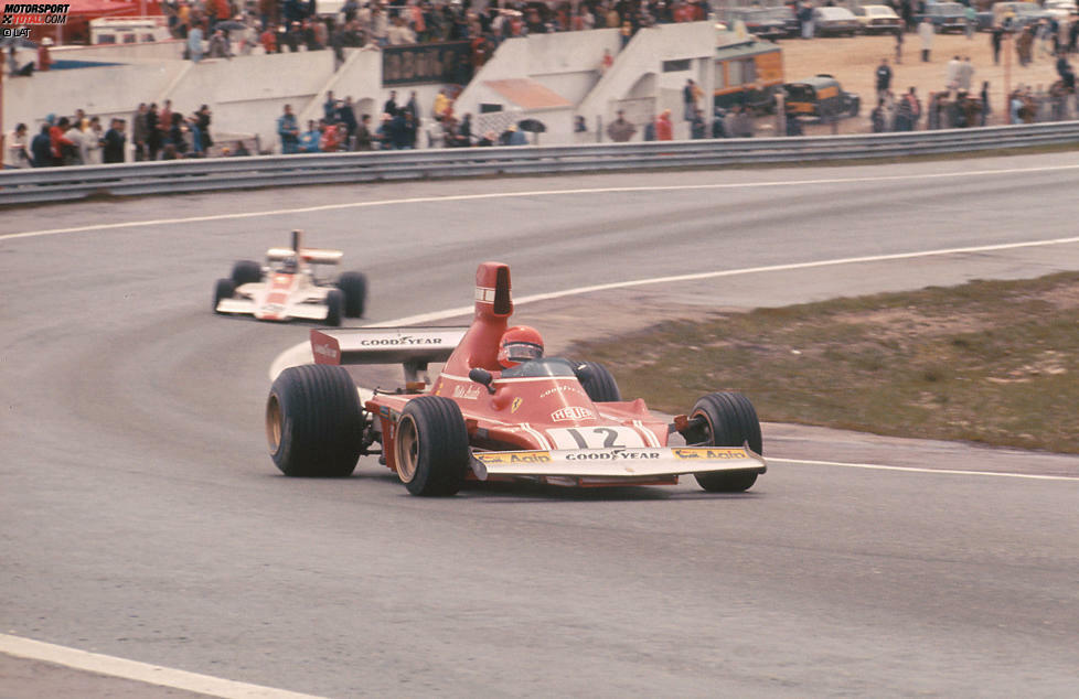 1974 - wieder in Jarama - schlägt eine historische Stunde. Niki Lauda gewinnt für Ferrari das erste Formel-1-Rennen seiner Karriere. Ab zunächst nasser, dann aber abtrocknender Strecke profitiert Lauda von technischen Defekten an den Autos von Ronnie Peterson und Jacky Ickx.