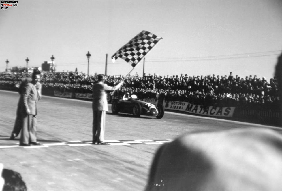 Alles begann am 28. Oktober 1951: In Spanien, das damals unter der Diktatur Francos leidet und von der wirtschaftlichen Prosperität anderer europäischer Staaten weit entfernt ist, wird erstmals ein Grand Prix ausgetragen. Die Wahl fällt auf das beschauliche Örtchen Pedralbes vor den Toren Barcelonas. Das katalanische Dorf, das sonst nur für ein gothisches Kloster bekannt ist, erlebt den ersten WM-Titel Juan Manuel Fangios. Für Alfa Romeo gewinnt er das Saisonfinale und damit auch die Krone gegen Alberto Ascari.