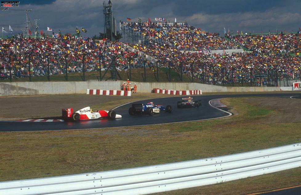 1993 holt sich Ayrton Senna (McLaren) seinen zweiten Suzuka-Sieg nach 1988. Schlagzeilen macht Senna weniger mit seinem Sieg als vielmehr mit seinem Faustschlag gegen Formel-1-Debütant Eddie Irvine. Der Jordan-Pilot hat Senna beim Zurückrunden in Bedrängnis gebracht.