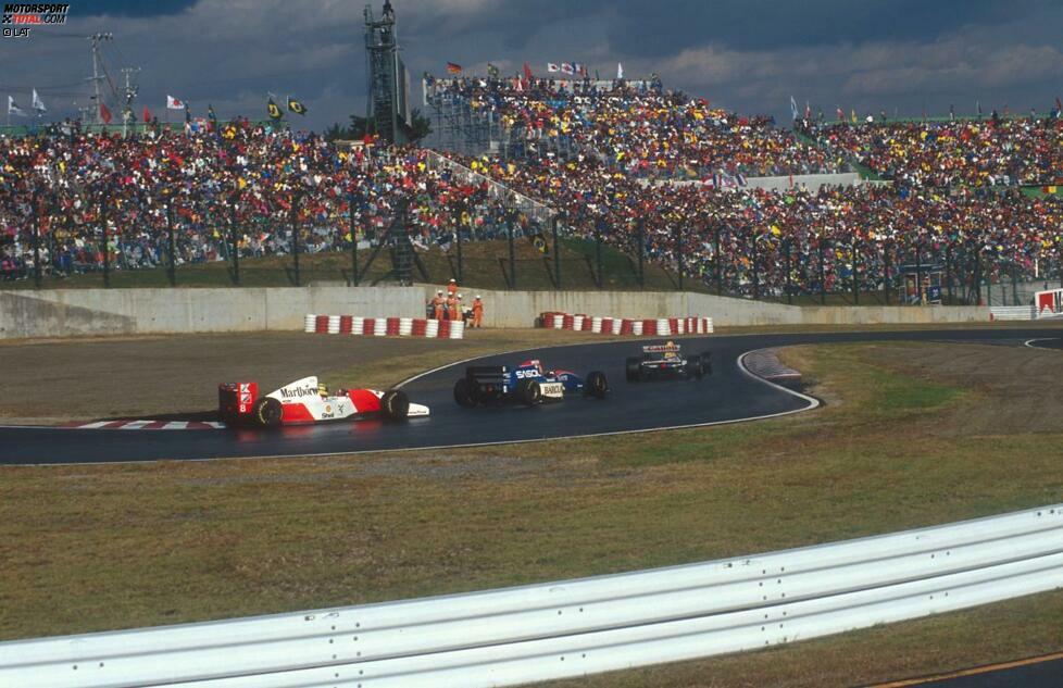 1993 holt sich Ayrton Senna (McLaren) seinen zweiten Suzuka-Sieg nach 1988. Der Titel ist längst zu Gunsten von Alain Prost (Williams) entschieden. Schlagzeilen macht Senna weniger mit seinem Sieg als vielmehr mit seinem Faustschlag gegen Formel-1-Debütant Eddie Irvine. Der Jordan-Pilot hat Senna beim Zurückrunden in Bedrängnis gebracht.