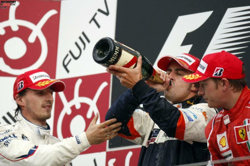 Auch 2008 wird in Fuji gefahren. Auf dem Podium feiern Sieger Fernando Alonso (Renault), der Zweitplatzierte Robert Kubica (BMW-Sauber) und der Drittplatzierte Kimi Räikkönen (Ferrari).