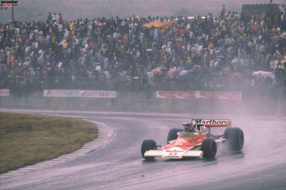 Der erste Grand Prix von Japan findet am 24. Oktober 1976 in Fuji statt. Im denkwürdigen Regenrennen holt sich Mario Andretti (Lotus) den Sieg. Die Schlagzeilen beherrscht aber das Titelduell zwischen James Hunt (McLaren) und Niki Lauda (Ferrari). Der Brite holt sich den Titel, als der Österreicher seinen Boliden abstellt, ehe der Zweikampf auf der Strecke begonnen hat. Er will nach seinem schweren Nürburgring-Unfall im gleichen Jahr sein Leben nicht riskieren, stellt ab und verbietet dem Team, einen technischen Defekt als Ausfallgrund zu propagieren.