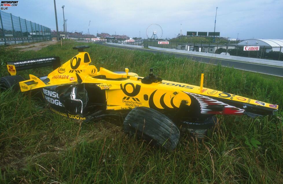 ... endet 2001 in Suzuka die Formel-1-Karriere von Jean Alesi. Der Franzose kollidert mit seinem Jordan mit Rookie Kimi Räikkönen (Sauber) und sieht die Zielflagge in seinem 201. und letzten Rennen nicht.