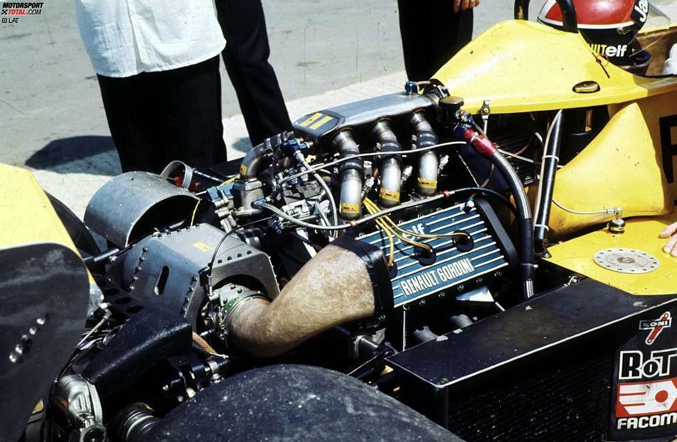 Und hier sehen wir, was sich beim ersten Renault-Turbo-Einsatz unter der Motorhaube befunden hat. Bei anfangs 2,5 bar Ladedruck leistete dieser Formel-1-Turbomotor etwa 550 PS. Doch die Entwicklung stand erst am Anfang und Renault legte alsbald nach. 