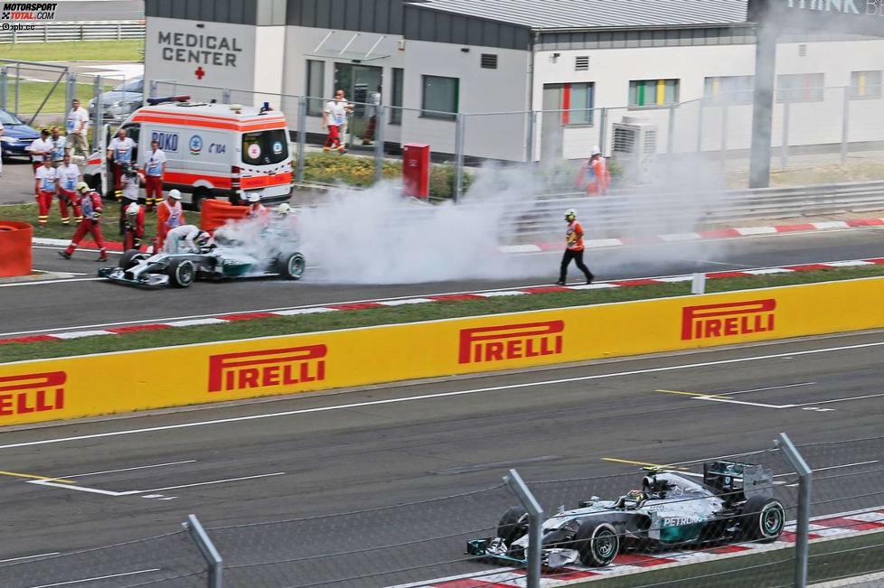 Die Formel 1 kann gnadenlos sein: Während Lewis Hamilton im Qualifying zusehen muss, rechtzeitig aus seinem brennenden Mercedes zu klettern (Benzinleck), fährt Teamkollege Nico Rosberg auf die Pole-Position. Beinahe eine Wiederholung der Ereignisse von Hockenheim eine Woche zuvor.