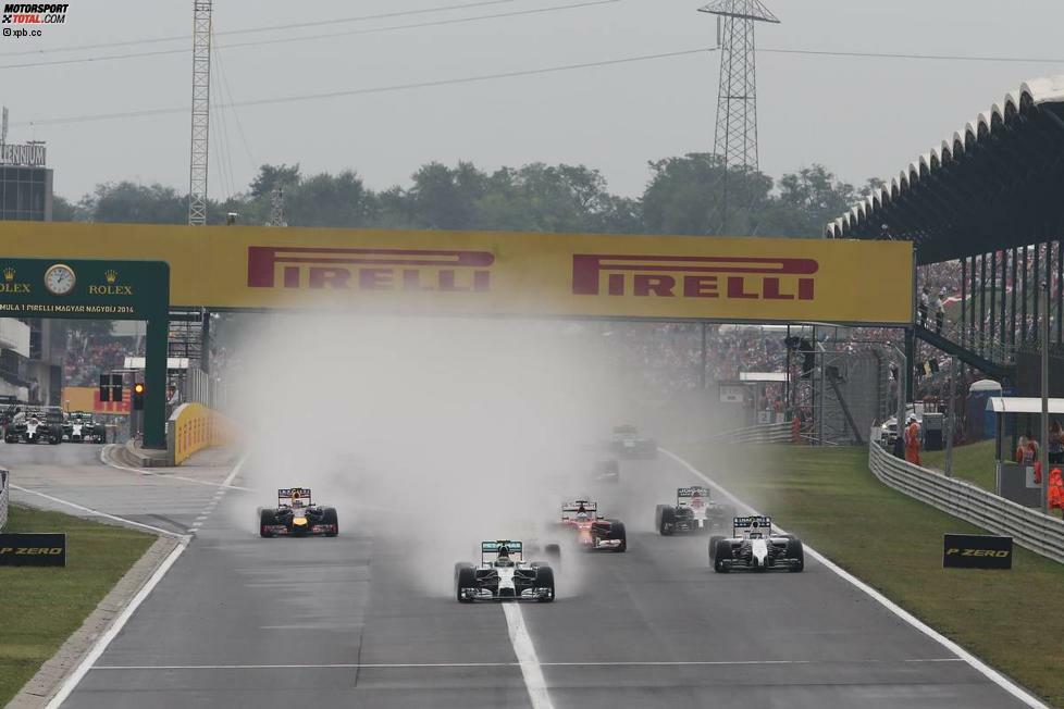 Plötzliches Wolkenbruch zu Mittag am Race-Day! Rosberg gewinnt den Start auf dem nassen Hungaroring souverän. Sein Landsmann Sebastian Vettel, mit dem Red Bull erst zum dritten Mal 2014 in der ersten Startreihe, fällt gleich auf den ersten Metern hinter Valtteri Bottas (Williams) zurück, ...
