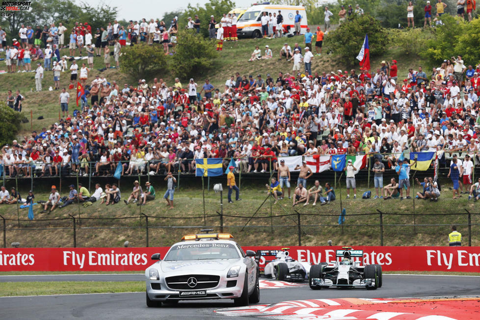 Pech für die Herren Rosberg, Bottas, Vettel und Alonso, denn die werden von Bernd Mayländer erst eingefangen, als sie schon an der Boxeneinfahrt vorbei sind. Alle anderen nutzen die Gelegenheit, um sofort von Intermediates auf Slicks zu wechseln.