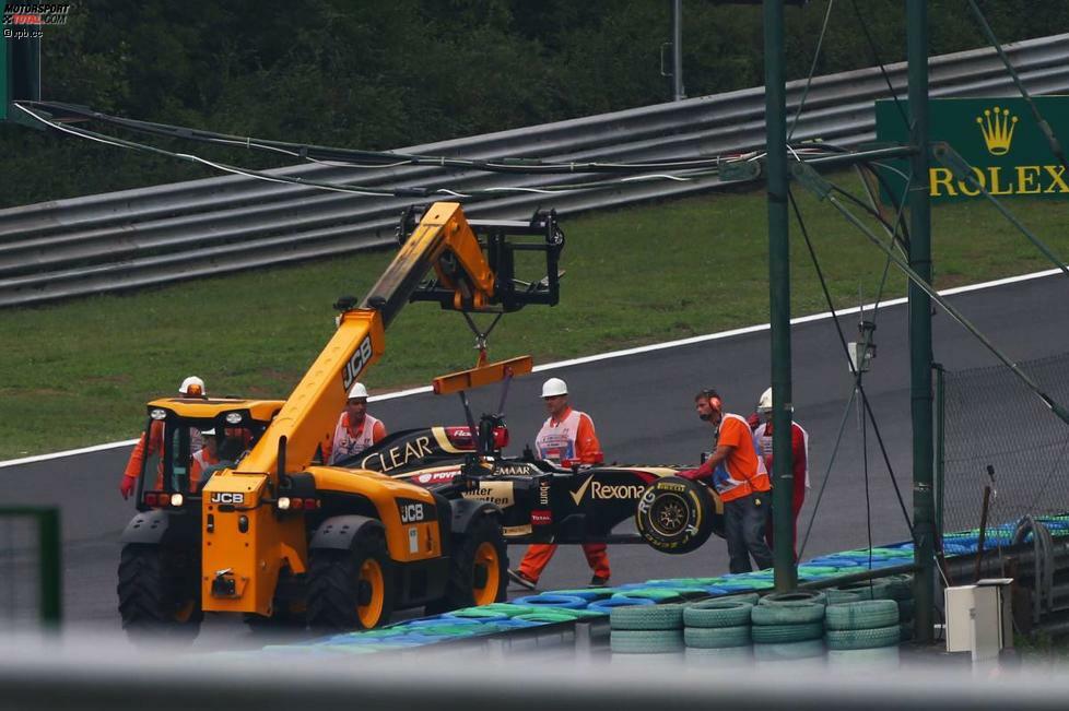 Als sich Mayländer in der elften Runde gerade dazu bereit macht, das Rennen wieder freizugeben, fliegt auch noch Romain Grosjean (Lotus) ab. Der Franzose unterschätzt die Feuchtigkeit der Strecke nach dem Boxenstopp, als er versucht, seine Slicks mit Zick-Zack-Bewegungen auf Temperatur zu bringen.